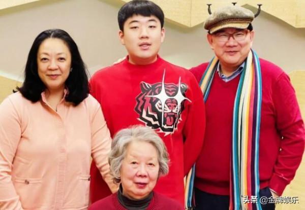 東方衛視一哥曹可凡錄製節目惹爭議！吃小籠包只顧自己，不顧嘉賓