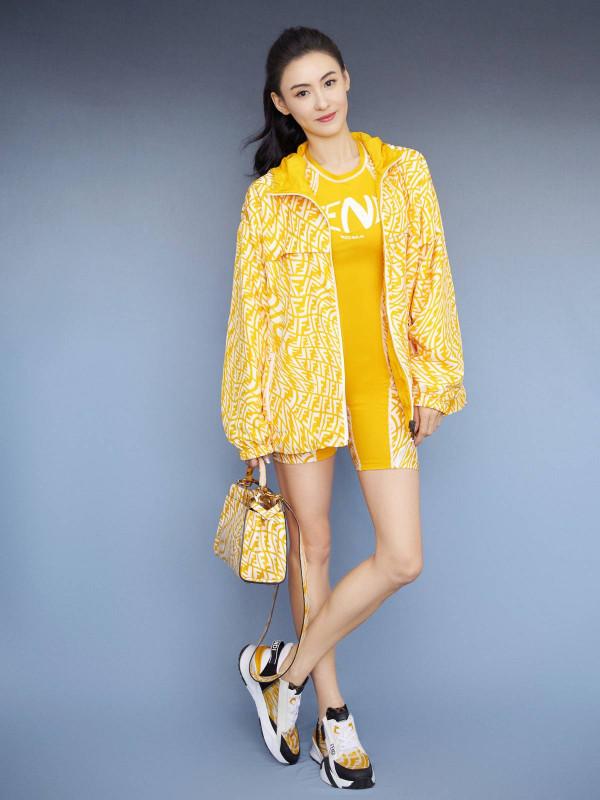 被張柏芝新造型A到了！穿白色西裝玩下身失蹤，配大背頭好御姐