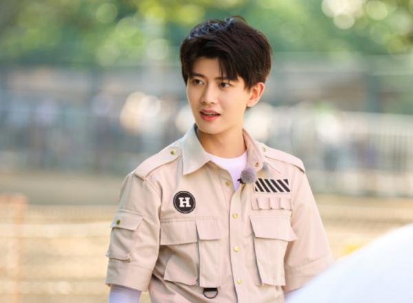 十八歲公開，二十歲訂婚，二十二歲結婚，周峻緯會是下個任嘉倫嗎