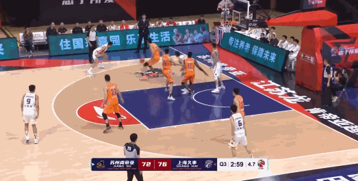 江蘇全隊為李楠兒子創造出空位三分機會後,李楠兒子卻接球脫手了 江蘇全隊為李楠兒子創造出空位三分機會後,李楠兒子卻接球脫手了