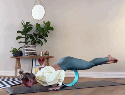 被譽為輔具神器的-瑜伽輪,你會用嗎?(附練習序列) 被譽為輔具神器的-瑜伽輪,你會用嗎?(附練習序列)