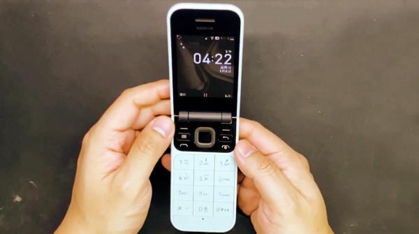 砸核桃的情懷迴歸了，體驗諾基亞這款翻蓋手機，續航28天是亮點