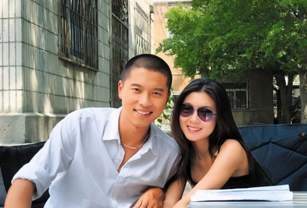 36歲李小萌曬懟臉照！產後兩個月娃娃臉仍少女，二胎兒子側顏可愛