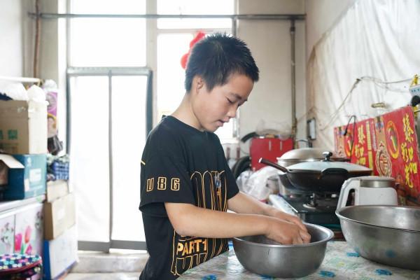 男孩爸爸病逝後被媽媽拋棄，姑媽拖著病體不顧反對將“孤兒”養大