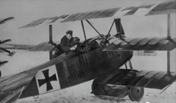 80架戰機被一人擊落，對手給他最隆重的葬禮，以致敬偉大的敵人