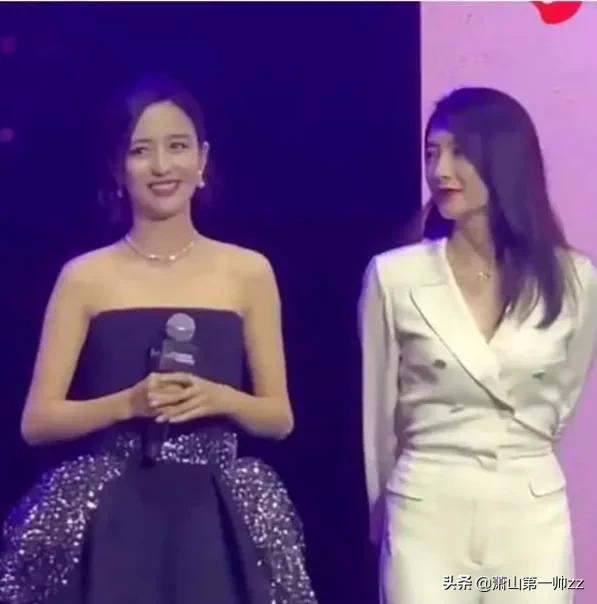 真為難江疏影了，跟84斤的佟麗婭同框，腰勒的衣服全是褶子