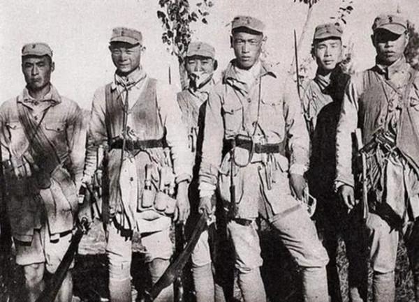 八路軍即將被包圍，一隊騎兵趕來援救，而來者張明堂卻是昨日仇敵