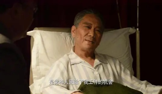 周恩來病重期間，每次做手術，在手術室外一直守護著的人是誰？