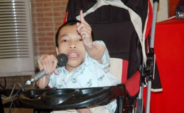 廣東袖珍老總李創利：身高90cm，娶1&period;7米女秘書生兒子，成功逆襲