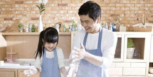 女大避父是常態，寶爸不用傷心，那些不懂迴避的家長才更後悔