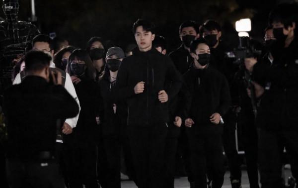 熱搜啦 王一博夜跑