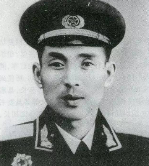 他是司務長出身,授銜前因病離休,組織上考慮後,依然授予他中將 他是司務長出身,授銜前因病離休,組織上考慮後,依然授予他中將