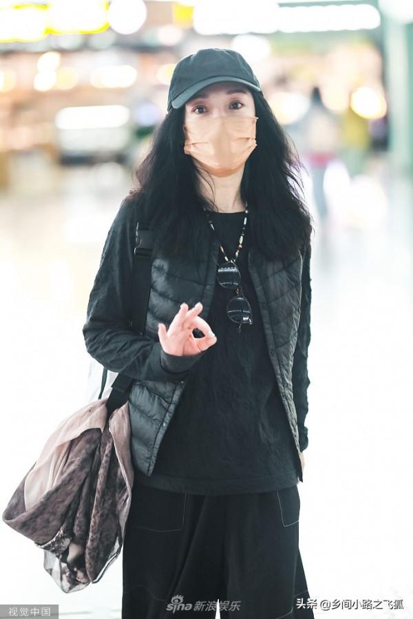 周迅挑染新發色洋氣時髦 穿著棉服闊腿褲走舒適隨性風