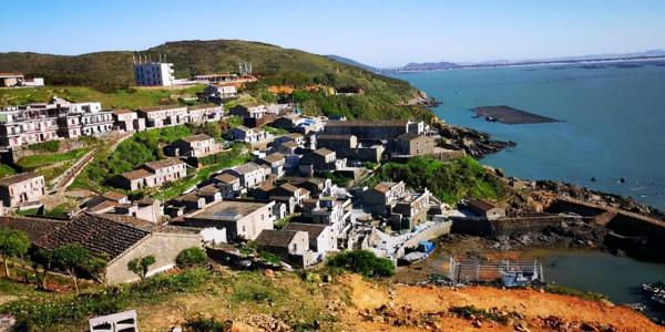 福建東部的海島漁村,石頭房子臨海而建,家家敞開大門卻關上小門 福建東部的海島漁村,石頭房子臨海而建,家家敞開大門卻關上小門