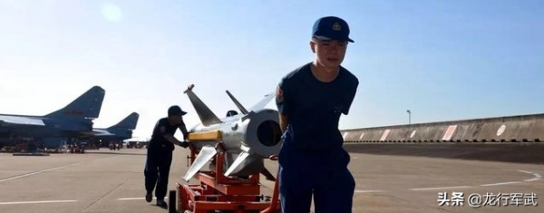 飛豹越改進越向上，不僅幫助海軍現代化提高20年，還贏得空軍青睞