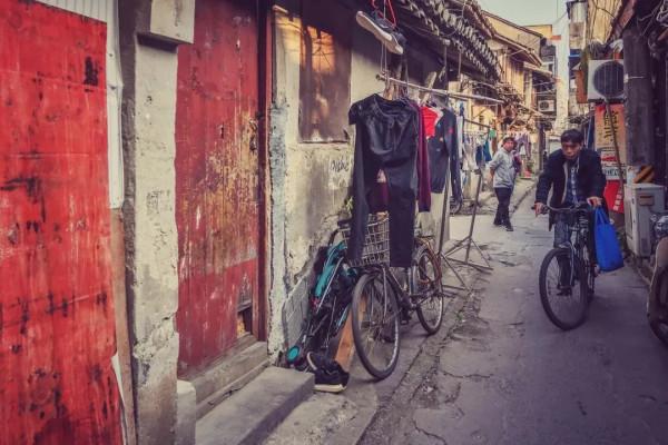 破舊市井裡，卻藏著煙火氣的院子生活