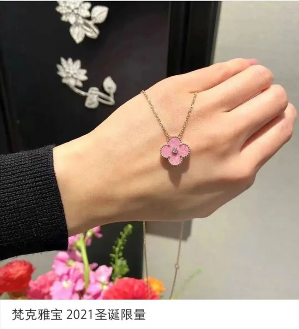 像午餐肉的寶石你沒見過，卻被梵克雅寶選中，粉嘟嘟的樣子真討喜