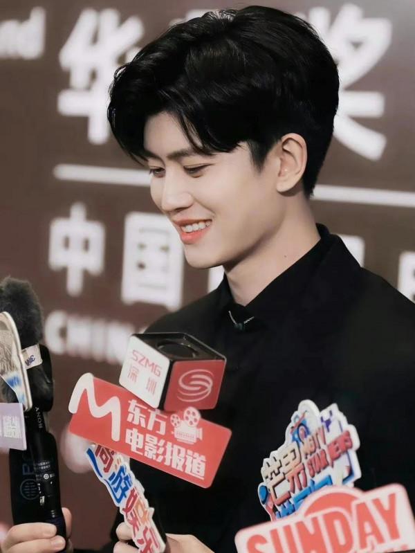 被男明星笑容治癒的瞬間：肖戰任嘉倫太溫暖，看到成毅賞心悅目