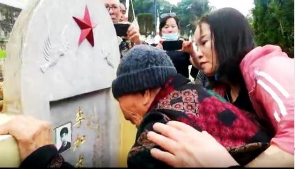 烈士106歲的母親擁吻兒子的墓碑，老兵看到這一幕，紛紛上門探望