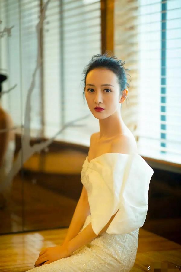 王鷗顏值高、身材佳，一襲白色禮服氣質線上，女人味十足