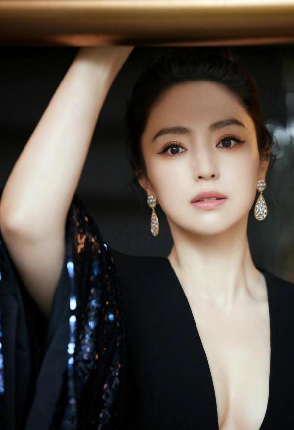 董璇中秋曬照姐妹合體,和佟麗婭一起參加北京國際電影節 董璇中秋曬照姐妹合體,和佟麗婭一起參加北京國際電影節