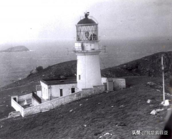 三人在孤島守塔時失蹤，桌上留下三篇燈塔日誌，他們經歷了什麼？