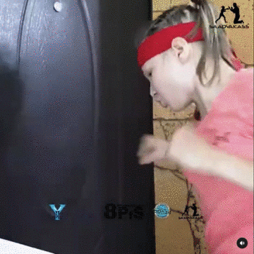 一拳能打斷樹甚至打凹鐵門，這個13歲女孩太可怕