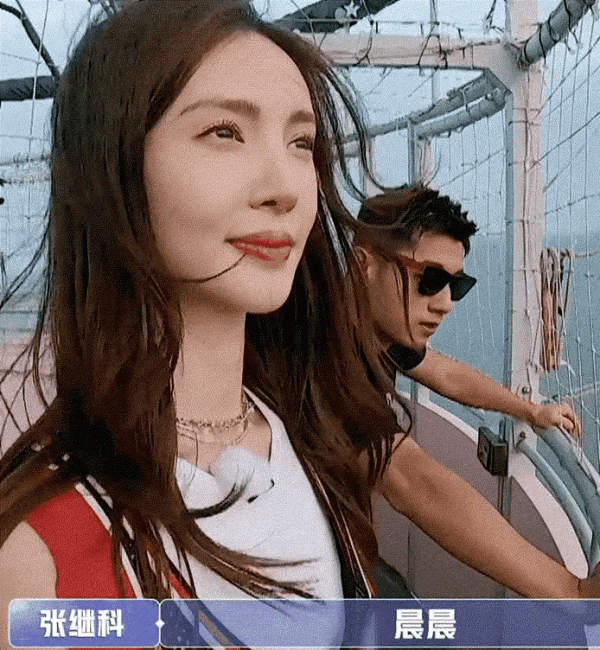 情侶同框,愛不愛還得看細節 情侶同框,愛不愛還得看細節