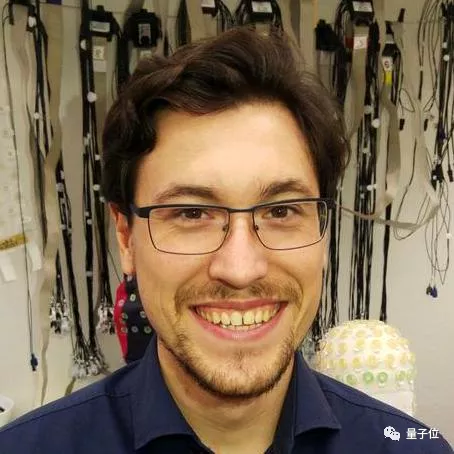 用腦電波提高魔法傷害！玩家改造《上古卷軸V》腦機介面釋放魔法