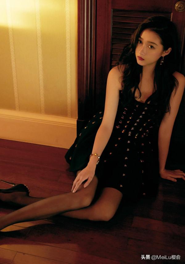 關曉彤越來越有氣質，時尚大氣又好看，大長腿實力搶鏡