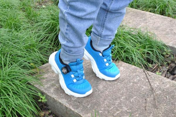 這是一雙適合中大童的跑鞋,輕彈透氣,旋鈕繫帶更方便穿脫 這是一雙適合中大童的跑鞋,輕彈透氣,旋鈕繫帶更方便穿脫