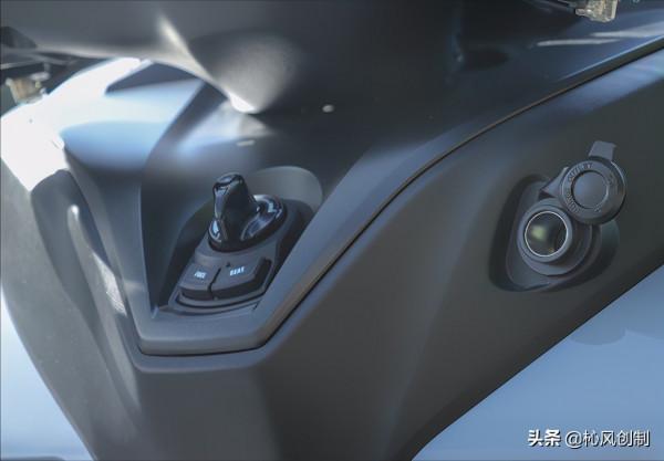 試駕雅馬哈YAMAHA Tricity300!超前部署安全性的三足巨獸 試駕雅馬哈YAMAHA Tricity300!超前部署安全性的三足巨獸