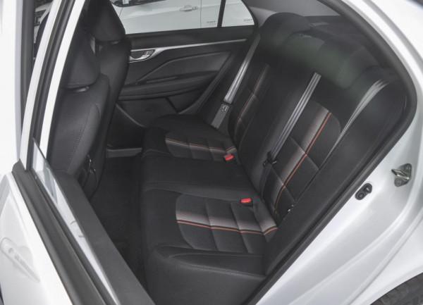 工薪族買車，價格越低越好，這三款不但省油，保養還便宜