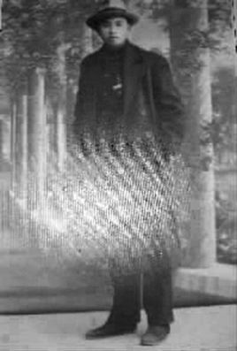 1937年，周恩來遭土匪襲擊，警衛員挺身而出擋子彈，還被刺20多刀