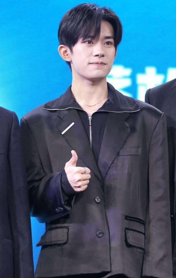 易烊千璽笑稱要挑戰超長長髮，未來幾個月都在劇組還將出新歌