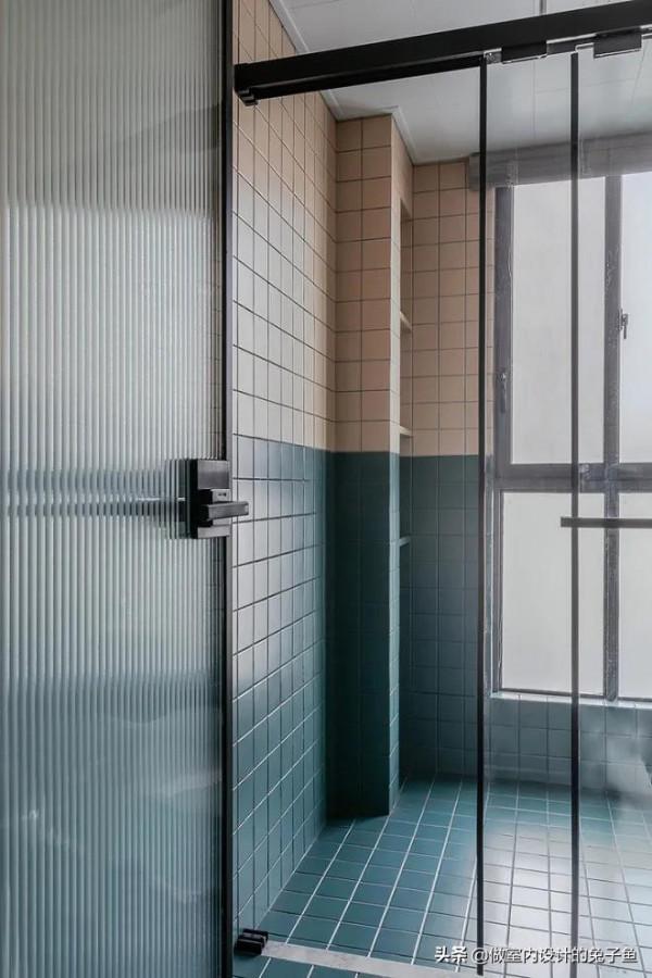 衛生間牆磚、地磚顏色搭配建議，別再只有“黑白灰”了，這樣更美