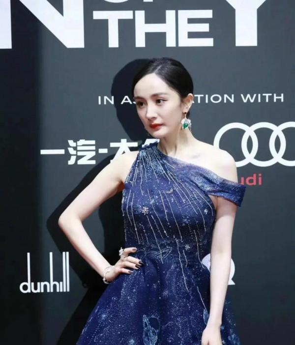 楊冪氣質提升，穿啥，啥好看.女星儀態管理法