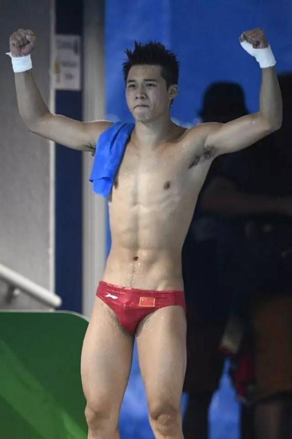 陳艾森公主抱杏哥,樊振東也要抱卻被陳藝文搶走,周繼紅最寵杏哥 陳艾森公主抱杏哥,樊振東也要抱卻被陳藝文搶走,周繼紅最寵杏哥