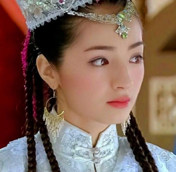 別硬演“異域美人”,有人翩翩起舞一眼萬年,有的還是把臉遮上吧 別硬演“異域美人”,有人翩翩起舞一眼萬年,有的還是把臉遮上吧