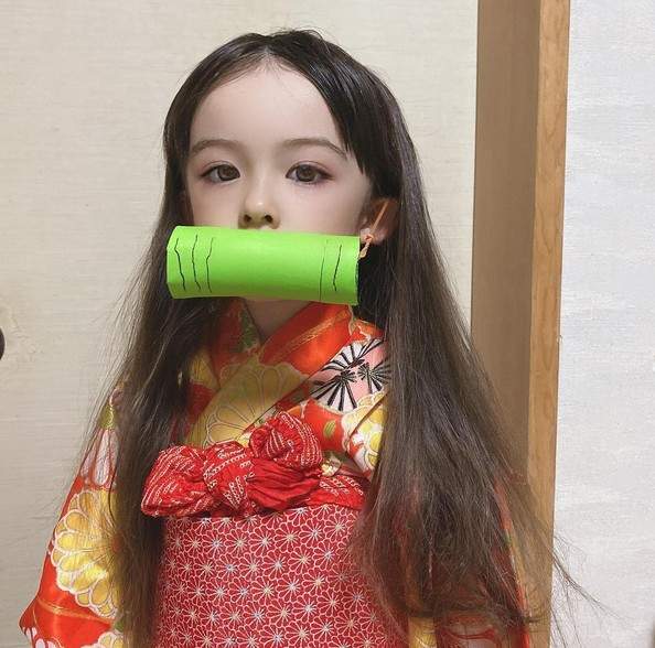 5歲就顏值拔群！小蘿莉神還原《鬼滅》禰豆子，超天然大眼萌翻