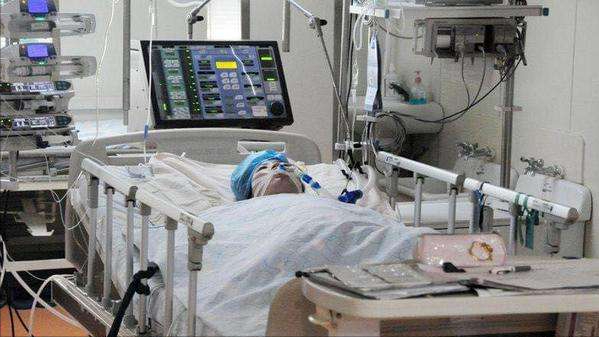 2009年丈夫拔管殺妻說是愛，卻和女同事密切聯絡，岳母：賠一千萬