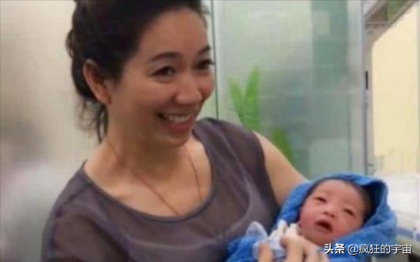 “最年輕姥姥”火了，抱著剛出生的外孫，卻被誤以為是孩子媽媽