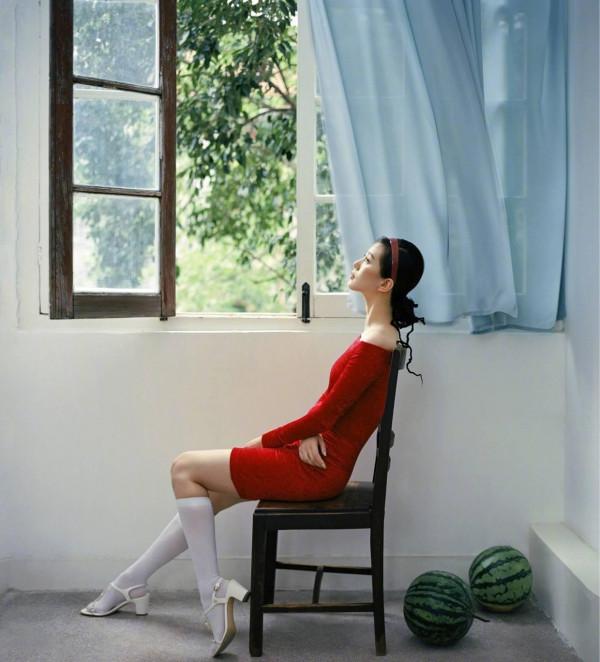 已經當媽的劉詩詩，穿著這身羽毛禮服依舊魅力不減，超有仙女感