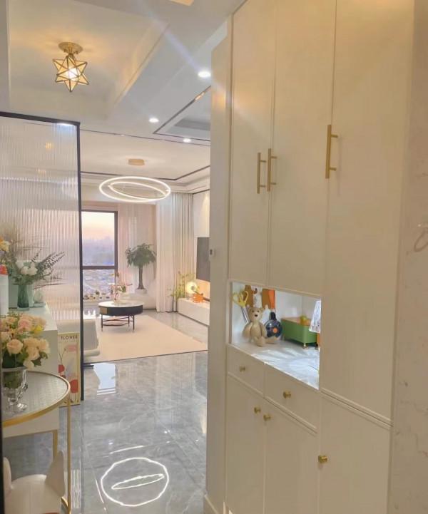 她家60㎡，玄關圈粉無數，臥室簡單走一圈石膏線，陽臺也太美了