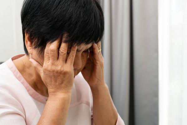 58歲女士哭述：與兒子同住，是最傻的一件事