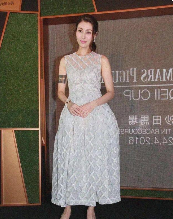 李嘉欣也難逃中年發福，穿西裝勒腰帶腰圍粗一圈，好在氣質夠出眾