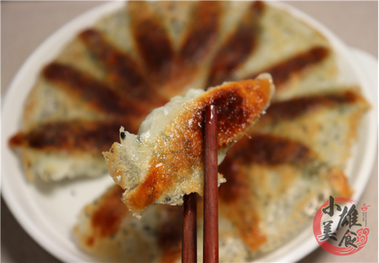 做鍋貼有人用麵粉，有人用澱粉都不對，教你一招，個個酥脆鮮香