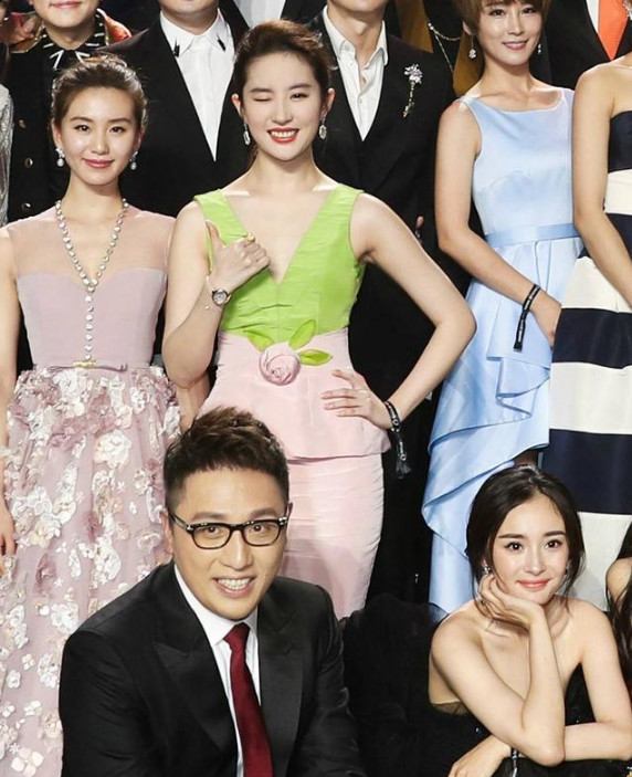 管你是真姐妹還是偽閨蜜,女明星同框即比美,誰醜誰尷尬 管你是真姐妹還是偽閨蜜,女明星同框即比美,誰醜誰尷尬