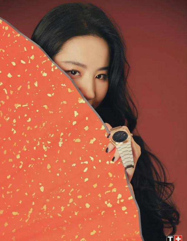 劉亦菲一身黑色西裝，捲髮造型優雅溫柔又不失靈動，側顏絕美