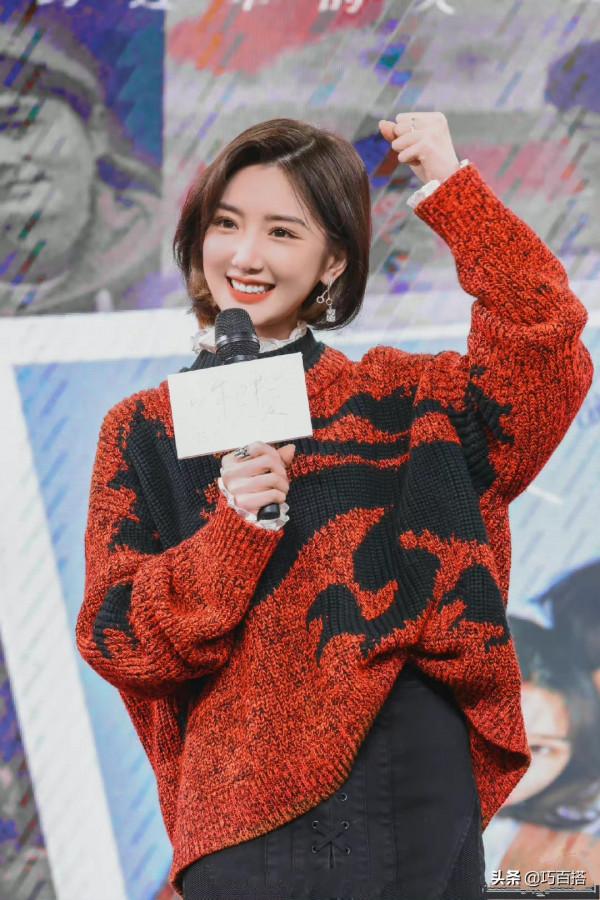 毛曉彤穿衣真有風格，不經意的減齡讓她美成大學生，太值得學習了